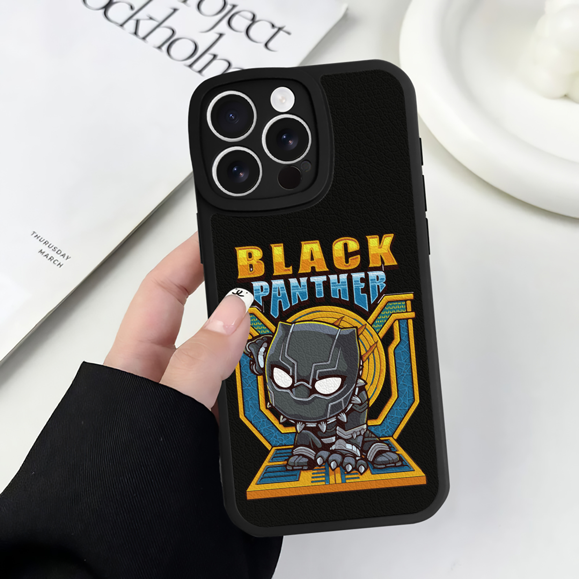 （画像用） アベンジャーズ The Avengers 【iPhone 16シリーズ対応】シリコンスマホケース（レザー調） 材質：シリコン